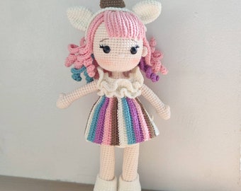 Poupée cheveux roses, poupée au crochet Sofia, cadeau d'anniversaire pour les filles, poupée cheveux roses au crochet poney, poupée personnalisée amigurumi, poupée au crochet à vendre