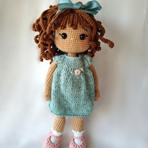 Bruinharig poppenmeisje, gehaakte pop te koop, eerste babypop, verjaardagsbaby, amigurumi-pop, zwart poppenmeisje, gehaakte pop cadeau