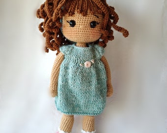 Ragazza bambola dai capelli castani, bambola all'uncinetto in vendita, prima bambola per bambini, bambola di compleanno, bambola amigurumi, ragazza bambola nera, regalo bambola all'uncinetto