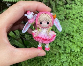 Mini poupée pelucheuse de 4 po., jolie poupée faite main avec oreilles de lapin, mini poupée au crochet, oeuvre d'art miniature, poupée au crochet, poupée de Noël