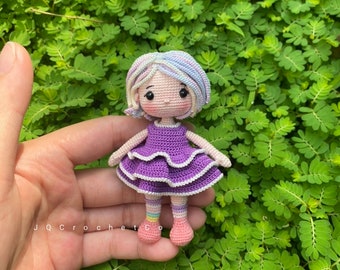 Mini bambola all'uncinetto fatta a mano, bambola amigurumi per casa delle bambole (10 cm)