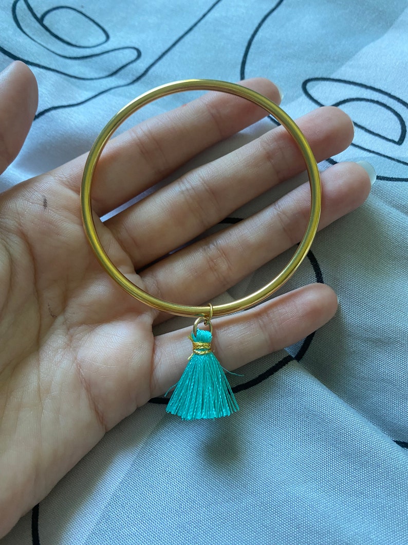 golden stainless steel bangle with charm pompon bleu