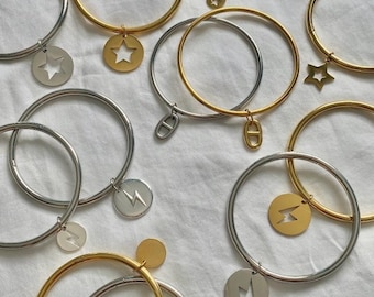 Zilverkleurige roestvrijstalen armband met verzilverd bedeltje