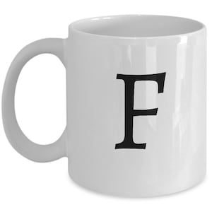 Taza de café de la letra F taza de café inicial con el monograma de la letra F
