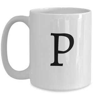 Può includere: Tazza da caffè in ceramica bianca con una lettera "P" nera stampata sul davanti.