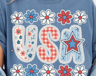 Preppy USA PNG, Coquette 4 juli-skjortdesign, Flickig patriotisk sublimering, Röd vit blå blommig amerikansk rosett Clipart PNG