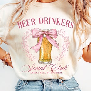 Social Club des buveurs de bière png, coquette de bière png bière girly noeud rose, Girls Club Bachelorette png Design de chemise à la mode été png, mariée png
