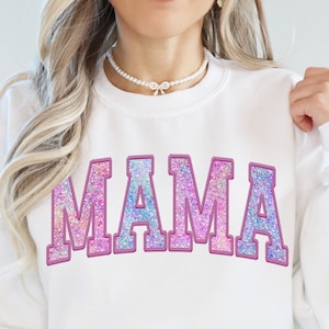 Mama Png Faux Glitter Sparkle Sublimation Design Descargas digitales para el Día de las Madres Varsity Letters Transfers Camiseta gráfica Los más vendidos