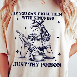 Zabij ich dobrocią SVG PNG, modny vintage retro gospodyni domowa zabawny sarkastyczny projekt sublimacji TShirt kubek torba png SVG plik do pobrania