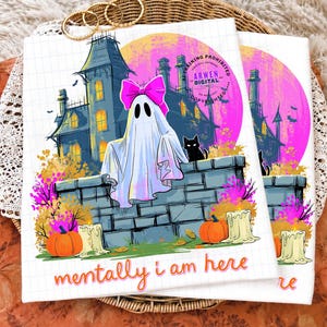 Fantasma de Halloween PNG, Diseño de sublimación "Mentalmente estoy aquí", Diseño de camiseta de moda para amantes de Halloween, Camiseta divertida de otoño estilo preppy PNG imagen 1