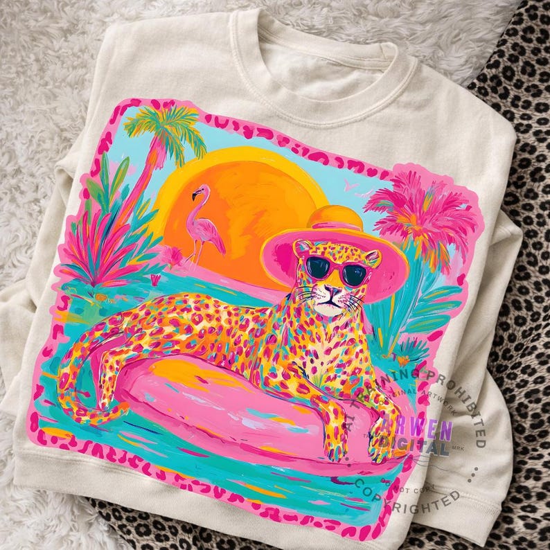 K&ouml;nnte beinhalten: Cremefarbenes Sweatshirt mit einem lebendigen Grafikdesign. Es zeigt einen Leoparden mit Sonnenbrille und Hut, der auf einer rosa Schwimminsel liegt. Das Design umfasst einen Flamingo, Palmen und einen Sonnenuntergang, was ein tropisches Thema erzeugt.