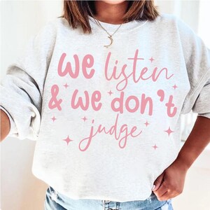 Vi lyssnar och vi dömer inte PNG digital nedladdningsfil, rolig PNG, trendig PNG, populär png, t-shirt, skjortsublimering, viral Tiktok-fras bild 3