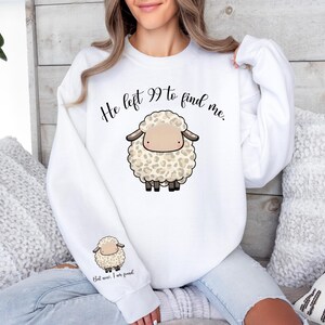 K&ouml;nnte beinhalten: Wei&szlig;er Pullover mit einem niedlichen Cartoon-Schaf und dem Text "Er hat 99 verlassen, um mich zu finden."