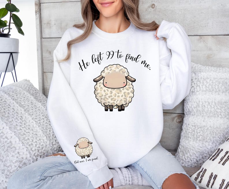 K&ouml;nnte beinhalten: Wei&szlig;er Pullover mit einem niedlichen Cartoon-Schaf und dem Text "Er hat 99 verlassen, um mich zu finden."