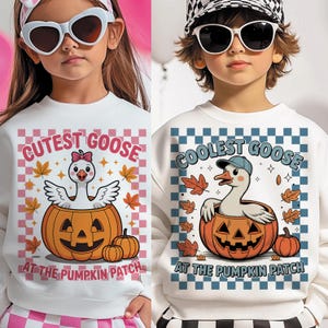Puede incluir: Dos sudaderas blancas con gráficos temáticos de Halloween. Una presenta un ganso en una calabaza con el texto "Cutest Goose at the Pumpkin Patch". La otra muestra un ganso en una calabaza con el texto "Coolest Goose at the Pumpkin Patch".