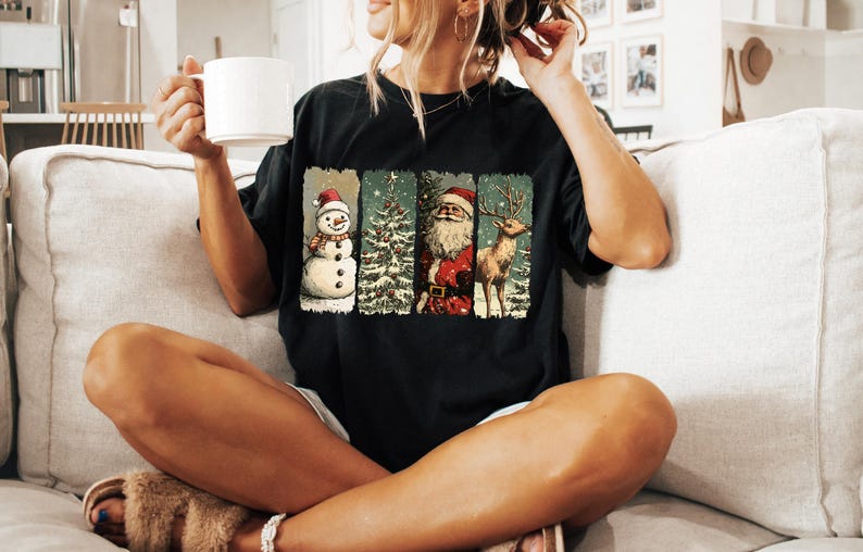 Może przedstawiać: Czarny t-shirt z vintage'owym wzorem świątecznym przedstawiającym bałwana, choinkę, Świętego Mikołaja i renifera.