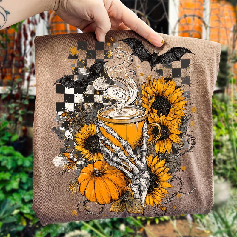 K&ouml;nnte beinhalten: Braune Tragetasche mit einem Halloween-Motiv. Das Design zeigt eine gelbe Kaffeetasse, Sonnenblumen, einen K&uuml;rbis, Flederm&auml;use und eine Skeletthand. Der Hintergrund hat ein schwarz-wei&szlig;es Schachbrettmuster.