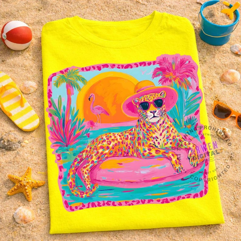 K&ouml;nnte beinhalten: Gelbes T-Shirt mit einer farbenfrohen Illustration eines Leoparden mit Sonnenbrille und Hut, der auf einem rosa aufblasbaren Ring liegt. Das Design umfasst einen Sonnenuntergang, Palmen und einen Flamingo, was ein tropisches Strandthema erzeugt.