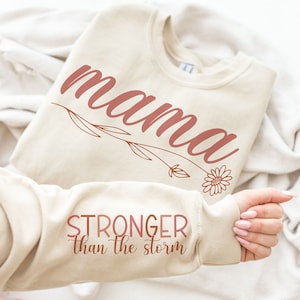 Mamá más fuerte que la tormenta svg png, diseño de camisa de manga de mamá motivacional svg, citas positivas de mamá svg png, mamá vida moda svg png