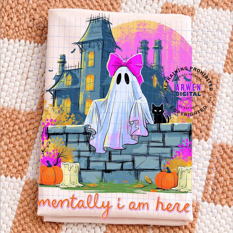 Puede incluir: Un estampado rectangular sobre tela que muestra un fantasma blanco con un lazo rosa brillante, sentado sobre un muro de piedra frente a una casa oscura. La escena incluye un gato negro, calabazas naranjas y velas, con el texto "mentally i am here".