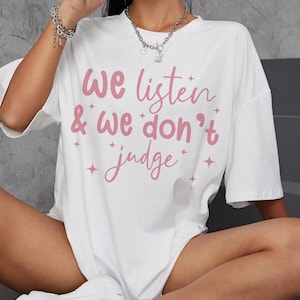 Vi lyssnar och vi dömer inte PNG digital nedladdningsfil, rolig PNG, trendig PNG, populär png, t-shirt, skjortsublimering, viral Tiktok-fras bild 2