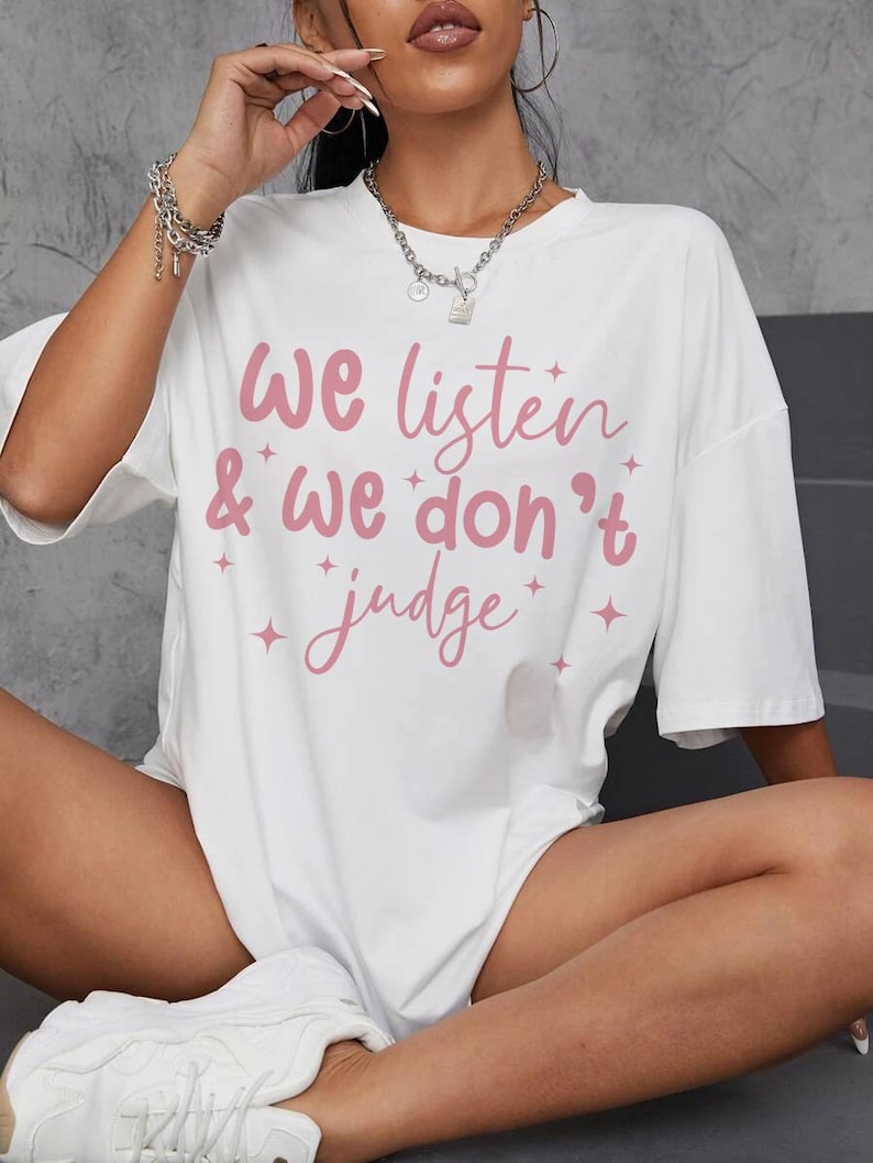 Vi lyssnar och vi dömer inte PNG digital nedladdningsfil, rolig PNG, trendig PNG, populär png, t-shirt, skjortsublimering, viral Tiktok-fras bild 2
