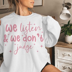 Vi lyssnar och vi dömer inte PNG digital nedladdningsfil, rolig PNG, trendig PNG, populär png, t-shirt, skjortsublimering, viral Tiktok-fras bild 5