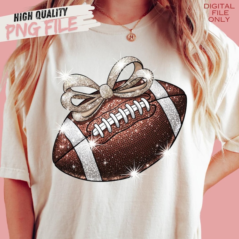 Pode incluir: Uma bola de futebol marrom e branca com um la&ccedil;o de glitter dourado. A bola de futebol e o la&ccedil;o s&atilde;o decorados com glitter brilhante.