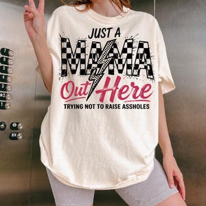 Solo una mamá aquí png, Mamá divertida png, Mamá atrevida png, Mamá con sarcasmo maternal png, Mamá a cuadros png, Mamá moderna png, Regalo del Día de la Madre imagen 3