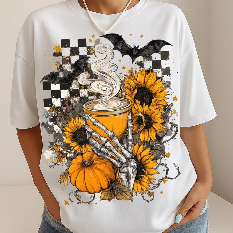 K&ouml;nnte beinhalten: Wei&szlig;es T-Shirt mit einem Halloween-Motiv. Das Design zeigt eine gelbe Kaffeetasse, Sonnenblumen, einen K&uuml;rbis und eine Skeletthand. Schwarze Flederm&auml;use und ein Schachbrettmuster vervollst&auml;ndigen das Design.