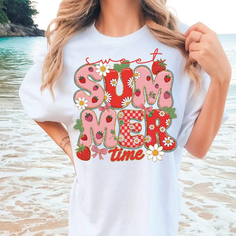 Pu&ograve; includere: Maglietta bianca con un design grafico rosa e rosso che dice "sweet summer time" con fragole e margherite.