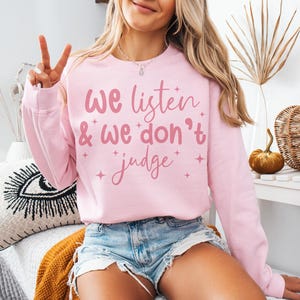 Vi lyssnar och vi dömer inte PNG digital nedladdningsfil, rolig PNG, trendig PNG, populär png, t-shirt, skjortsublimering, viral Tiktok-fras bild 4