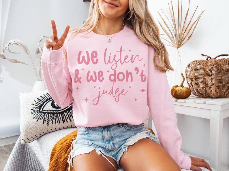 Vi lyssnar och vi dömer inte PNG digital nedladdningsfil, rolig PNG, trendig PNG, populär png, t-shirt, skjortsublimering, viral Tiktok-fras bild 4