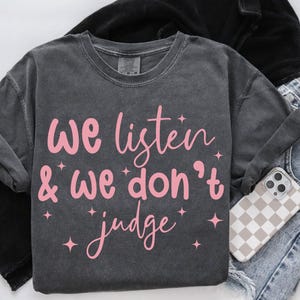 Ascoltiamo e non giudichiamo File PNG Download digitale, PNG divertente, PNG di tendenza, PNG popolare, maglietta, sublimazione maglietta, frase virale Tiktok