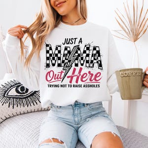 Solo una mamá aquí png, Mamá divertida png, Mamá atrevida png, Mamá con sarcasmo maternal png, Mamá a cuadros png, Mamá moderna png, Regalo del Día de la Madre imagen 6