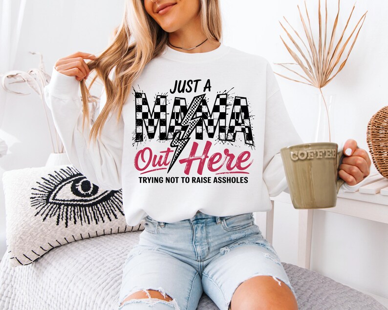 Solo una mamá aquí png, Mamá divertida png, Mamá atrevida png, Mamá con sarcasmo maternal png, Mamá a cuadros png, Mamá moderna png, Regalo del Día de la Madre imagen 6