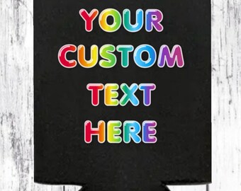 Puede incluir: Enfriador de latas de neopreno negro con un texto superpuesto en arcoíris que dice "YOUR CUSTOM TEXT HERE".