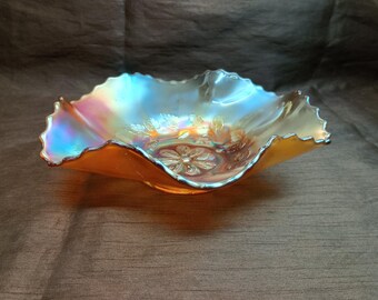 虹色のガラス製サービングボウル カーニバルガラス エッチングフラワー