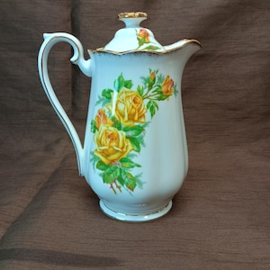 Uiterst zeldzame antieke Royal Albert "tea rose" gele koffiepot. 18 cm
