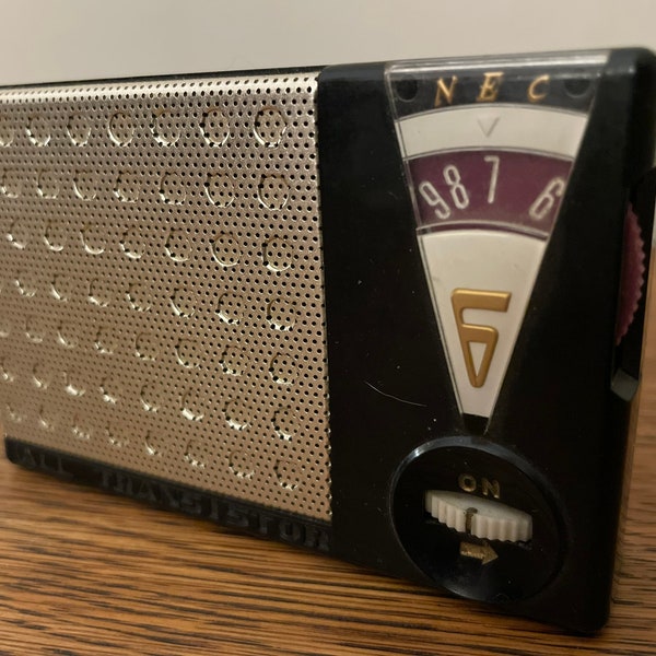 Vintage NEC AM Transistor Radio, Model NT-620. working!