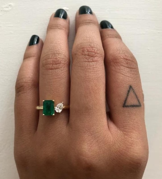 Gleaming Green Emerald Finger Ring