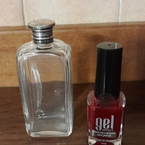 Vintage Kleine rechteckige Glasflasche 7cm, mit Metall wenig und Glasstopfen.