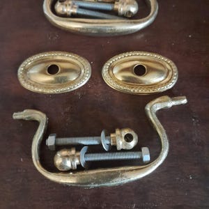 Mobiletto, cassetto, scrivania, comò in ottone con collo di cigno, ideale per progetti fai da te.