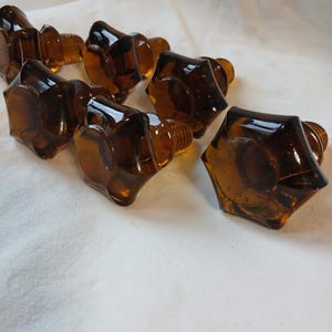 Set mit 6 antiken Schrankknöpfen aus bernsteinfarbenem Glas – Originalgewinde aus Glas – Sechseckige Antik-Beschläge