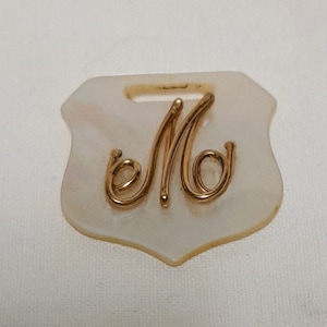 Broche/Colgante/Insignia de Nácar Antiguo/Vintage en forma de escudo con inicial M de Oro