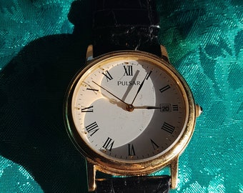 Gouden Pulsar horloge met zwart leren band Model V732-X174