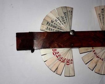 Zeldzame ongewone uitklapbare eeuwigdurende kalender met bakelieten tabs, jaren 1920/1930