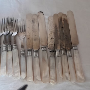 Art Deco Perlengriff Messer und Gabeln - nicht verwendbar - für Schrott/Bastelzwecke.