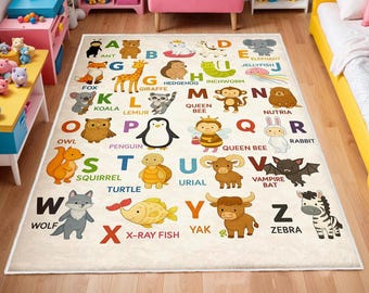 Könnte beinhalten: Ein rechteckiger Kinderteppich mit dem Alphabet und Tierillustrationen. Jeder Buchstabe hat ein zugehöriges Tier, wie einen Bären für B und ein Zebra für Z. Der Teppich ist beige mit farbigen Bildern und Text.