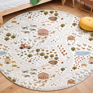 Könnte beinhalten: Ein runder, cremefarbener Kinderteppich mit einem Bauernhof-Design. Der Teppich zeigt Illustrationen von Scheunen, Tieren, Bäumen und Straßen. Das Design umfasst Kühe, Pferde, Schafe, Schweine und andere Elemente des Bauernhofs.